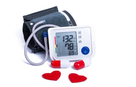 Foto de Monitor automático de presión arterial aislado sobre fondo blanco - Imagen libre de derechos