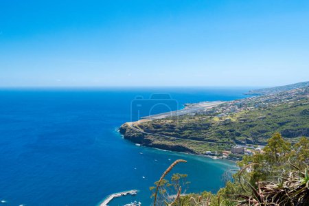 Landschaft mit Blick auf den Flughafen Madeira