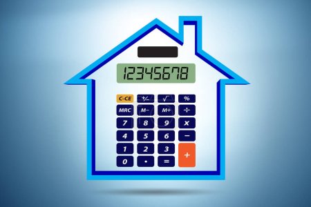Foto de Concepto de préstamo hipotecario con la calculadora - Imagen libre de derechos