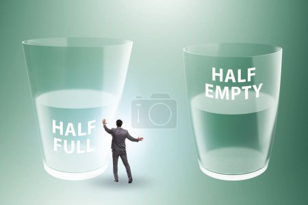 Foto de Empresario en el medio vacío medio lleno concepto de vidrio - Imagen libre de derechos