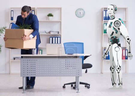 Téléchargez les photos : Le concept de robots remplaçant les humains dans les bureaux - en image libre de droit