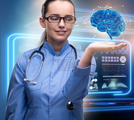 Téléchargez les photos : La femme médecin avec le cerveau dans le concept médical - en image libre de droit