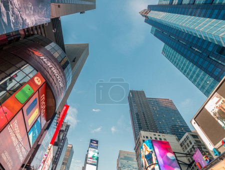Téléchargez les photos : New York - 22 DÉCEMBRE 2013 : Times Square le 22 décembre aux États-Unis, New York. Times Square est le lieu touristique le plus populaire de New York - en image libre de droit