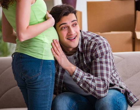 Foto de La joven pareja de hombres y mujeres embarazadas esperando un bebé - Imagen libre de derechos