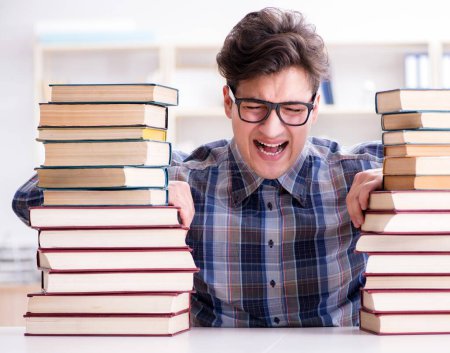 Téléchargez les photos : L'étudiant drôle nerd se préparant pour les examens universitaires - en image libre de droit