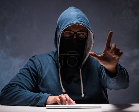 Téléchargez les photos : Le pirate informatique travaillant dans la chambre noire - en image libre de droit
