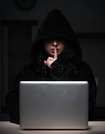 Foto de La hacker mujer piratería firewall de seguridad tarde en la oficina - Imagen libre de derechos