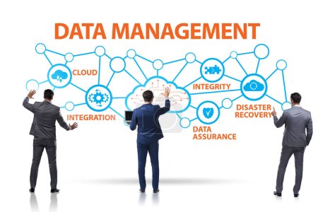 Téléchargez les photos : Concept de gestion des données avec les hommes d'affaires - en image libre de droit
