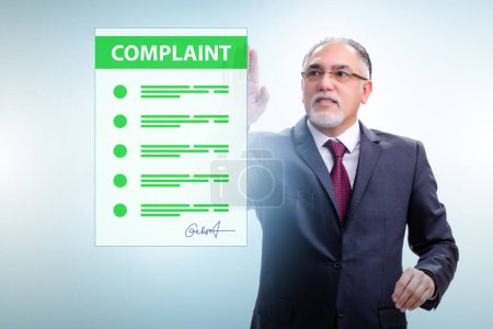 Téléchargez les photos : Homme d'affaires dans le concept de plainte du client - en image libre de droit