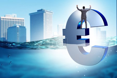 Foto de Concepto de hundimiento del euro en el mar - Imagen libre de derechos