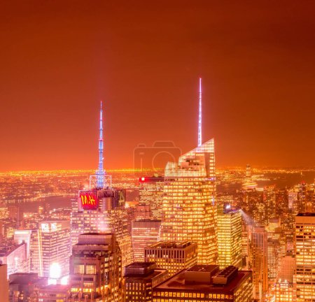 Foto de Nueva York - 20 de diciembre de 2013: Vista del Bajo Manhattan el 20 de diciembre en Nueva York, Estados Unidos. Nueva York tiene una de las mejores vistas nocturnas - Imagen libre de derechos