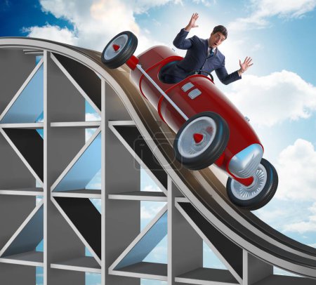 Téléchargez les photos : L'homme d'affaires conduisant une voiture de sport sur les montagnes russes - en image libre de droit