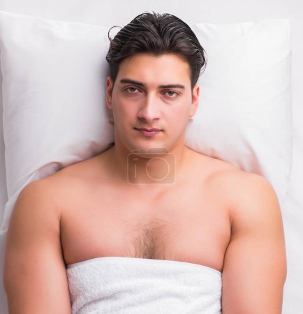 Téléchargez les photos : Le bel homme dans le concept de massage spa - en image libre de droit