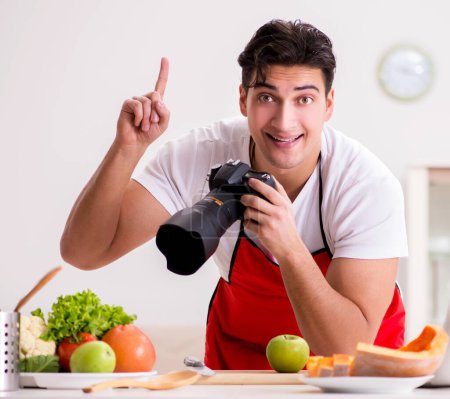 Foto de El fotógrafo de comida tomando fotos en la cocina - Imagen libre de derechos