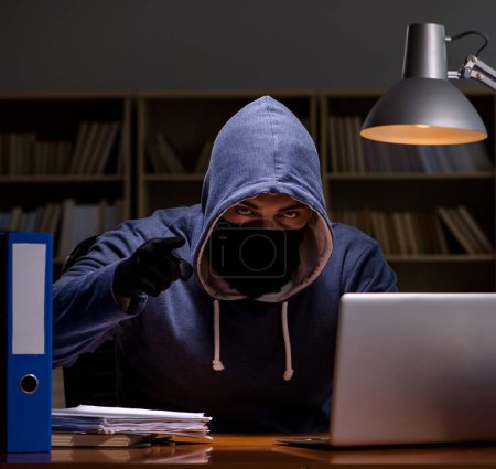 Téléchargez les photos : Le pirate vole les données personnelles de l'ordinateur personnel - en image libre de droit
