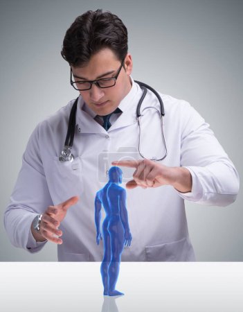 Téléchargez les photos : Le médecin masculin dans le concept médical futuriste - en image libre de droit
