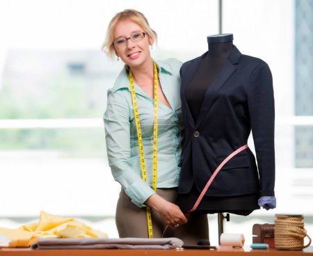 Téléchargez les photos : La femme tailleur travaillant sur de nouveaux vêtements - en image libre de droit