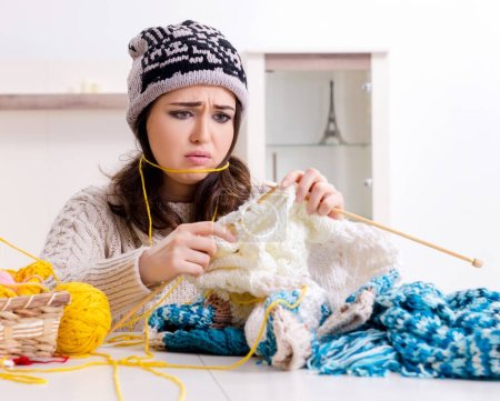 Téléchargez les photos : La jeune belle femme tricote à la maison - en image libre de droit