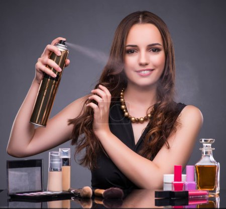 Téléchargez les photos : La belle femme appliquant maquillage dans le concept de la mode - en image libre de droit