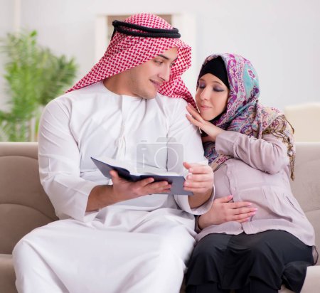 Téléchargez les photos : La jeune famille musulmane arabe avec femme enceinte attend bébé - en image libre de droit
