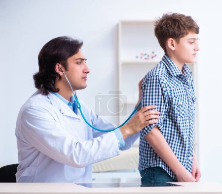 Téléchargez les photos : Le médecin examinant le garçon par stéthoscope - en image libre de droit