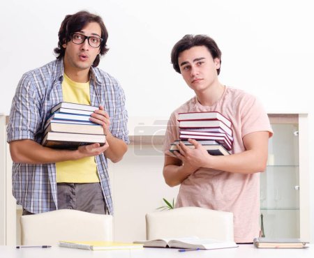 Foto de Los dos estudiantes varones que se preparan para los exámenes en casa - Imagen libre de derechos