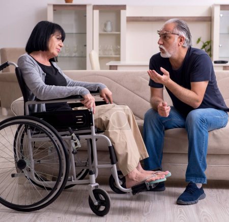 Téléchargez les photos : Le vieux mari qui s'occupe de sa femme handicapée - en image libre de droit
