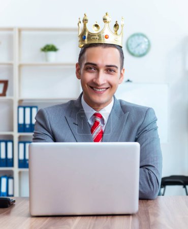 Téléchargez les photos : Le roi homme d'affaires sur son lieu de travail - en image libre de droit
