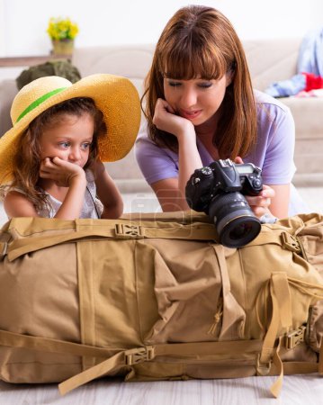 Téléchargez les photos : Le voyage de vacances de planification familiale heureux - en image libre de droit