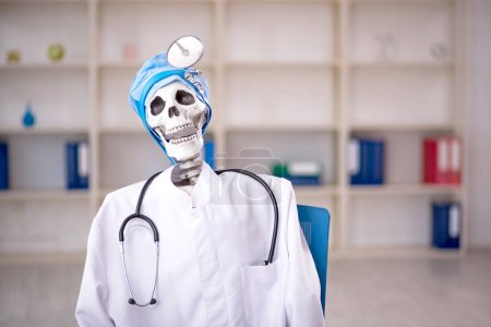 Téléchargez les photos : Drôle de diable médecin travaillant à l'hôpital - en image libre de droit