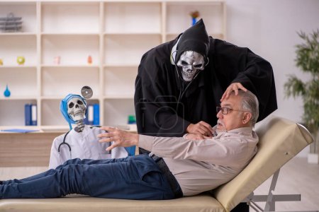 Téléchargez les photos : Vieux patient visitant deux médecins du diable - en image libre de droit