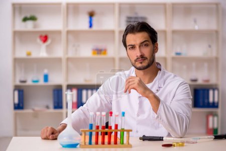 Téléchargez les photos : Jeune chimiste travaillant au laboratoire - en image libre de droit