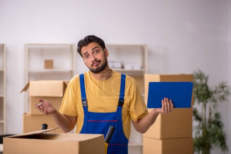Téléchargez les photos : Entrepreneur masculin faisant déménagement à domicile - en image libre de droit