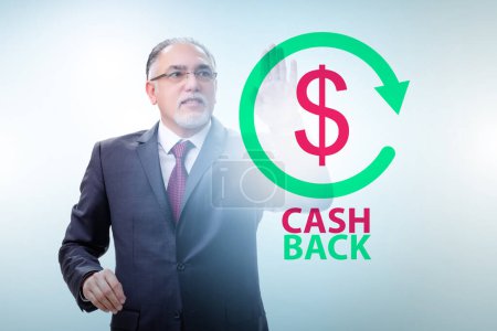 Téléchargez les photos : Homme d'affaires en cash back concept - en image libre de droit
