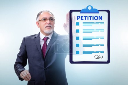 Téléchargez les photos : Homme d'affaires dans le concept de demande de pétition - en image libre de droit
