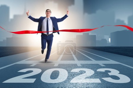 Téléchargez les photos : Homme d'affaires en marche vers la nouvelle 2023 année - en image libre de droit