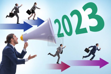 Téléchargez les photos : Homme d'affaires avec haut-parleur dans le concept 2023 année - en image libre de droit