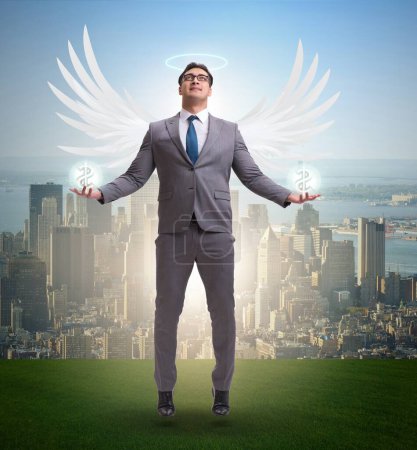 Téléchargez les photos : Le concept d'investisseur providentiel avec un homme d'affaires avec des ailes - en image libre de droit