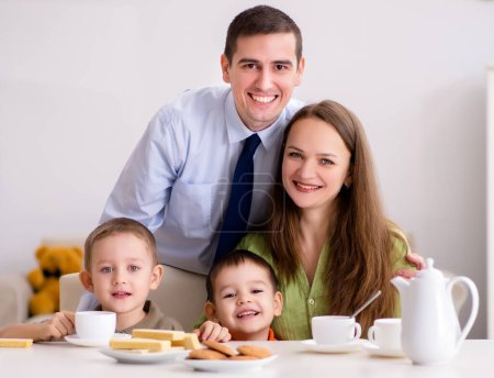 Foto de La familia feliz desayunando juntos en casa - Imagen libre de derechos