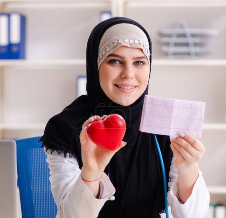 Téléchargez les photos : Le jeune médecin en hijab travaillant à la clinique - en image libre de droit