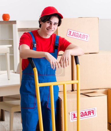Téléchargez les photos : Le jeune entrepreneur masculin avec des boîtes de travail à l'intérieur - en image libre de droit