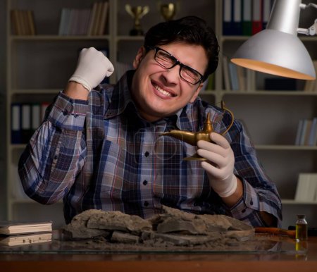 Foto de El arqueólogo que trabaja hasta tarde en la oficina - Imagen libre de derechos