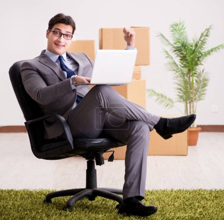 Téléchargez les photos : L'homme d'affaires assis sur la chaise dans le bureau - en image libre de droit