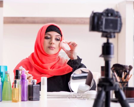 Téléchargez les photos : La blogueuse beauté en hijab enregistre une vidéo pour son blog - en image libre de droit