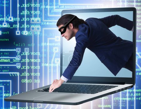 Foto de El hombre hacker tratando de robar datos personales - Imagen libre de derechos