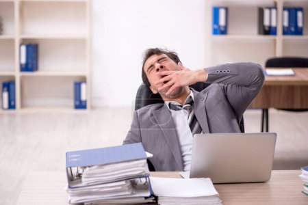 Junge Angestellte unzufrieden mit exzessiver Arbeit im Büro