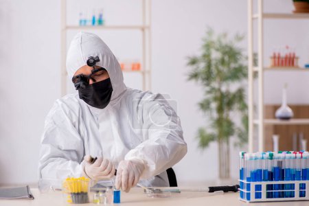 Foto de Joven químico trabajando en el laboratorio durante una pandemia - Imagen libre de derechos