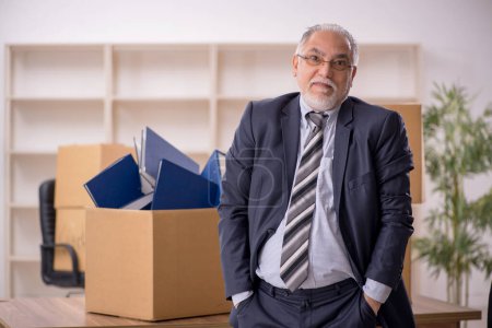 Téléchargez les photos : Ancien employé d'affaires dans le concept de déménagement de bureau - en image libre de droit