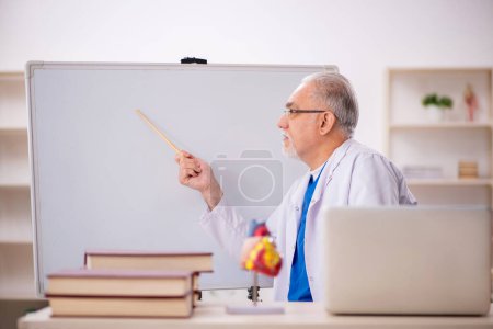 Photo for Old doctor cardiologist working at the hospital - Royalty Free Image