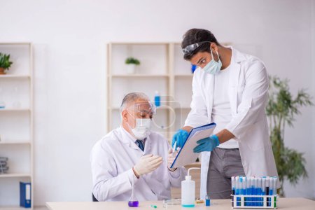Téléchargez les photos : Deux chimistes travaillant au labo - en image libre de droit
